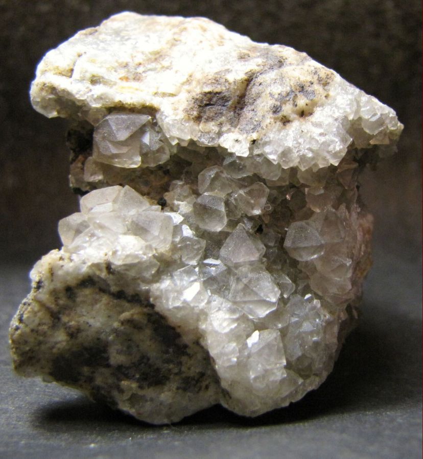 Черная кристаллическая порода. Кольский пегматит. Беловит минерал. Минералы Ловозера. Минералы Карелии.