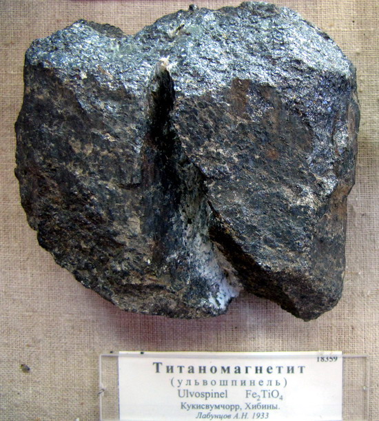 Титаномагнетит. Титаномагнетит минерал формула. Магнитный Железняк (руда магнетит fe2o4). Апатит-ильменит-титаномагнетитовые. Титаномагнетит в породе.