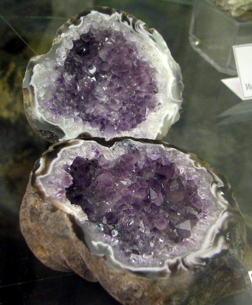 Вода внутри камня. Кварц внутри камня. Парода внутри камня. Конкреция из аметиста. Черный камень с фиолетовым внутри.