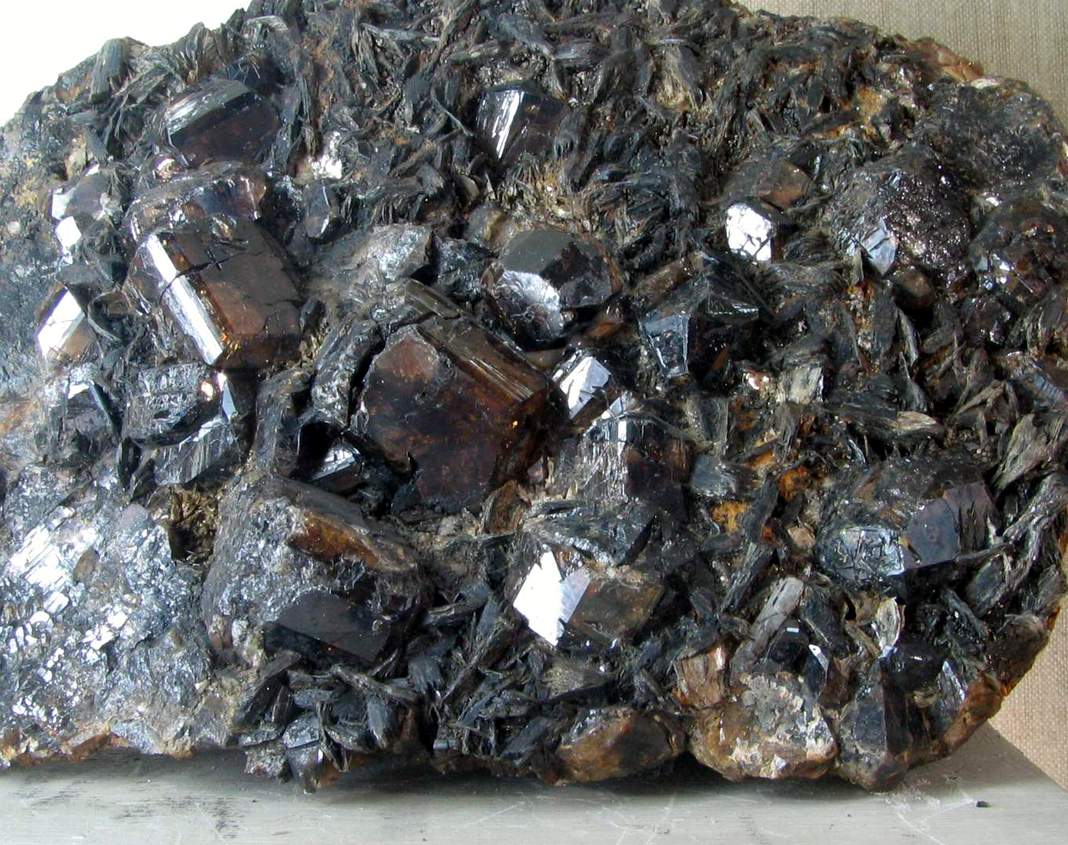 Олово один из первых металлов. Оловянная руда касситерит. Оловянный Колчедан касситерит. Касситерит-вольфрамитовые месторождения. Касситерит минерал.