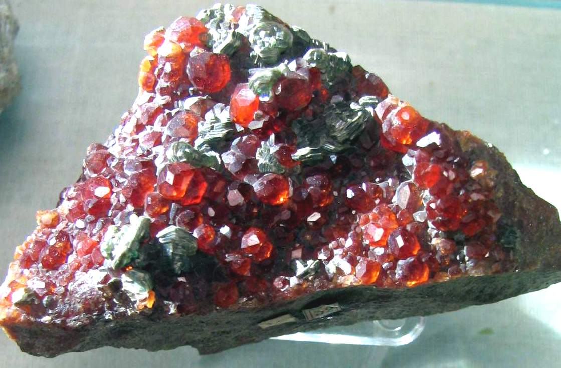 Медный самоцвет сканворд 7. Гранат пироп минерал. Гранат пироп камень. Красный гранат пироп. Альмандин и пироп.