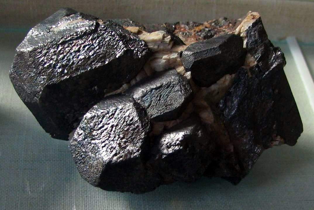 Титан черный металл