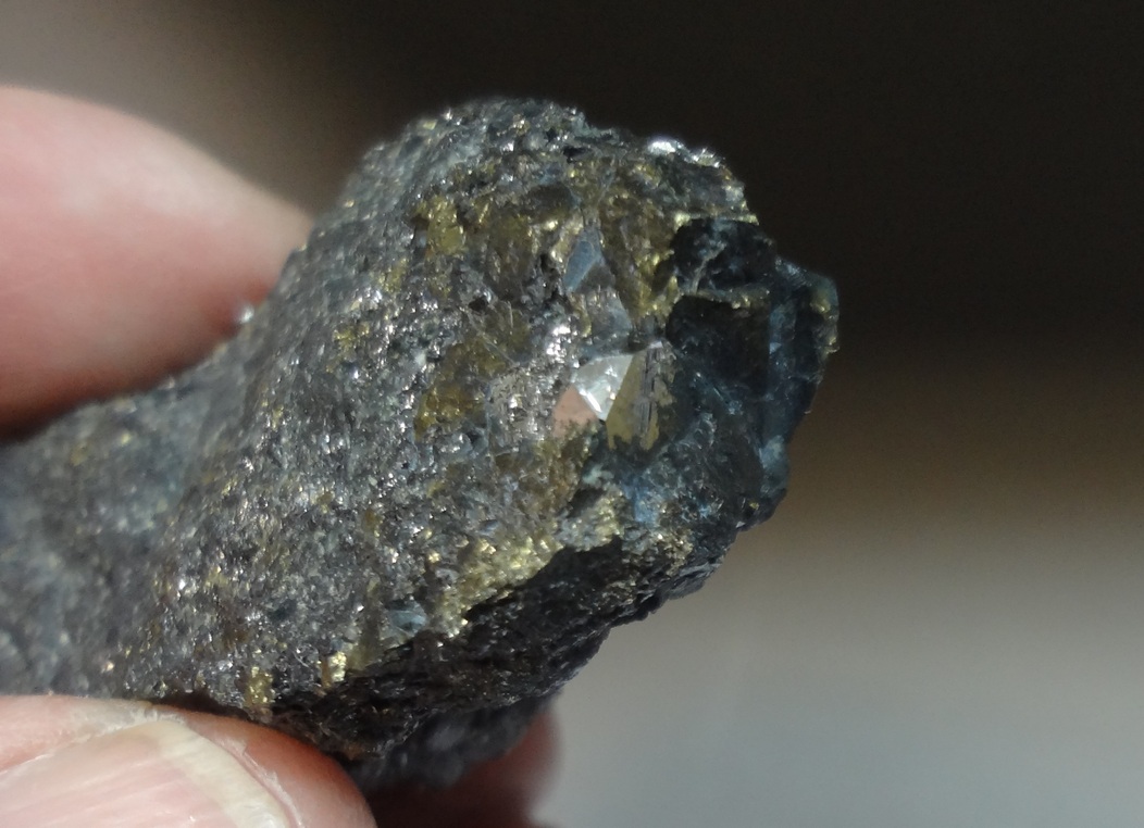 Золото из угля. Сперрилит минерал. Самородок черный Алмаз самородок. ОСМИСТЫЙ иридий минерал. Алмаз руда Кимберлит.